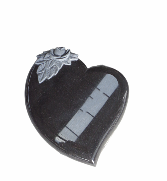 Liegestein, liegender Grabstein in Form von Herzen mit Rosa Ornament