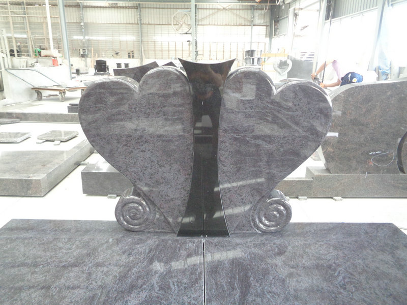 Breitgrabstein, stehender Grabstein aus Orion und Jet Black