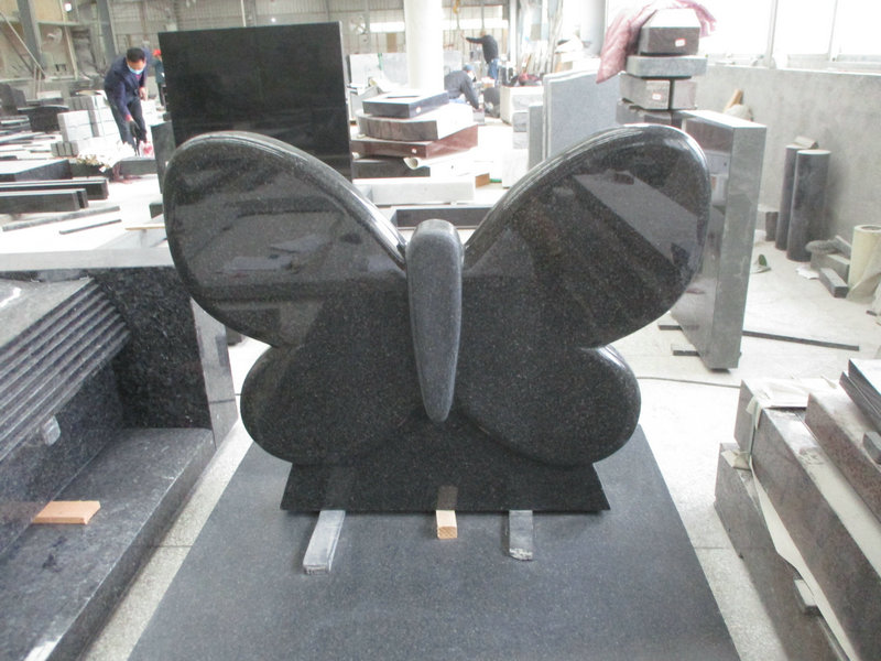 Breitgrabstein, spezieller Grabstein in Form von Schmetterling