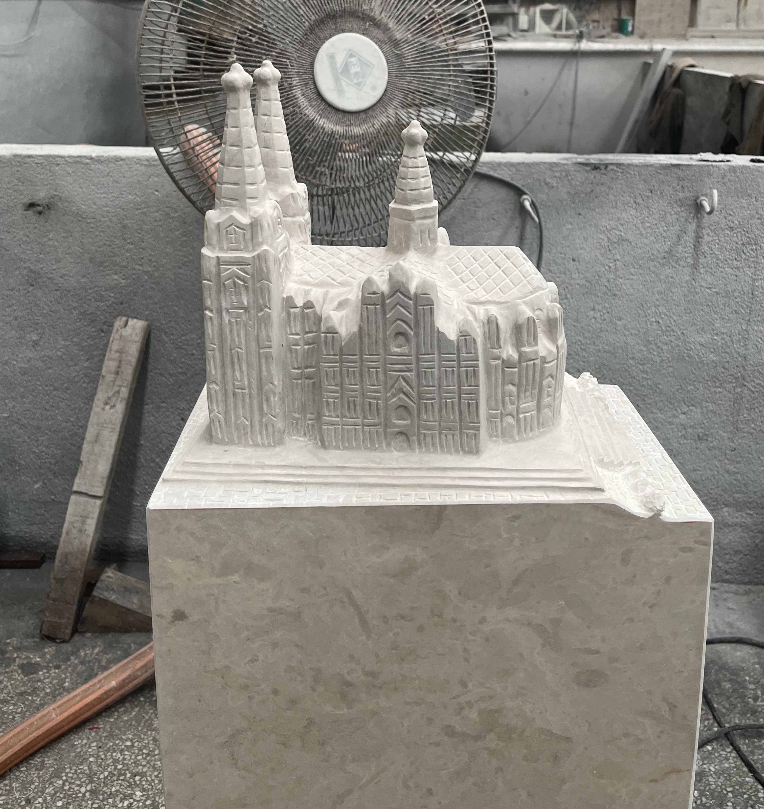 Einzelgrabstein, Grabstein in Form vom Kölnen Dorm aus Ocean Beige